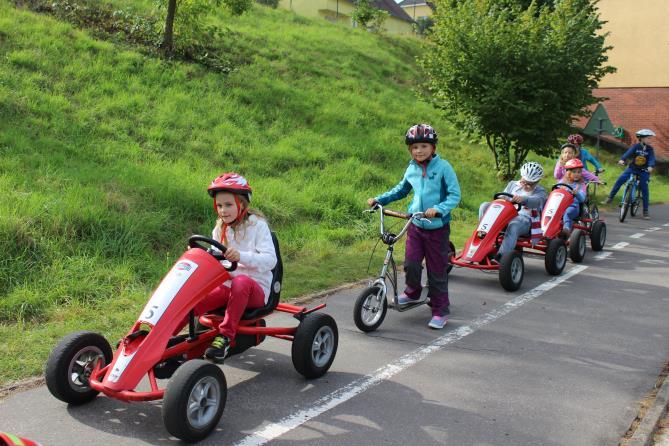 Partnerství Spolupráce školy se zřizovatelem je velmi dobrá. Starostka obce spolu s místostarostou vychází v maximální možné míře vstříc požadavkům školy.