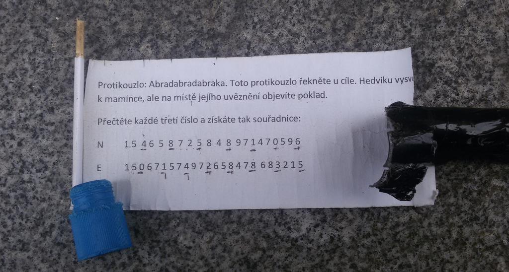 Obr. 9: Stage 1, uschovaná nápověda cache Obr. 10: Indicie k nalezení cache Obr. 9 Obr.