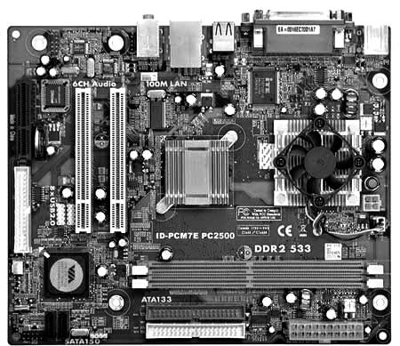 Obrázek 1.5: Základní deska počítače Základní deska (jinými slovy mainboard či motherboard) je nejdůležitější hardware počítače.