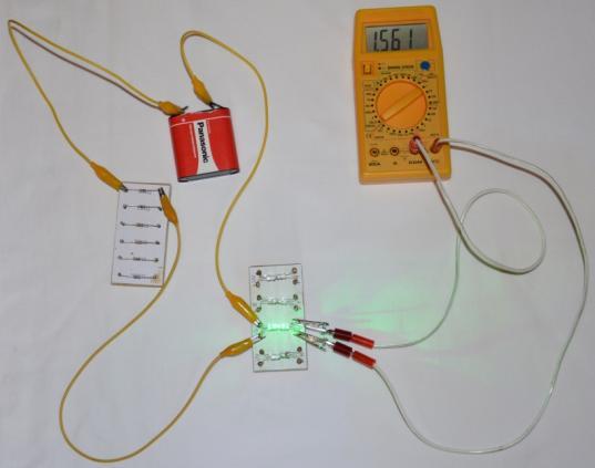 Fotoefekt s LED K experimentu, kterým netradičním způsobem ukážeme kvalitativně fotoefekt, budeme potřebovat několik LED emitujících elektromagnetické záření různých vlnových délek (tj.