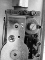 Odblokování havarijního termostatu se provádí následujícím způsobem: Sejměte přední kryt kotle Sejměte přední kryt spalovacího bloku Stiskněte tlačítko (d) mezi přívodními svorkami hav.