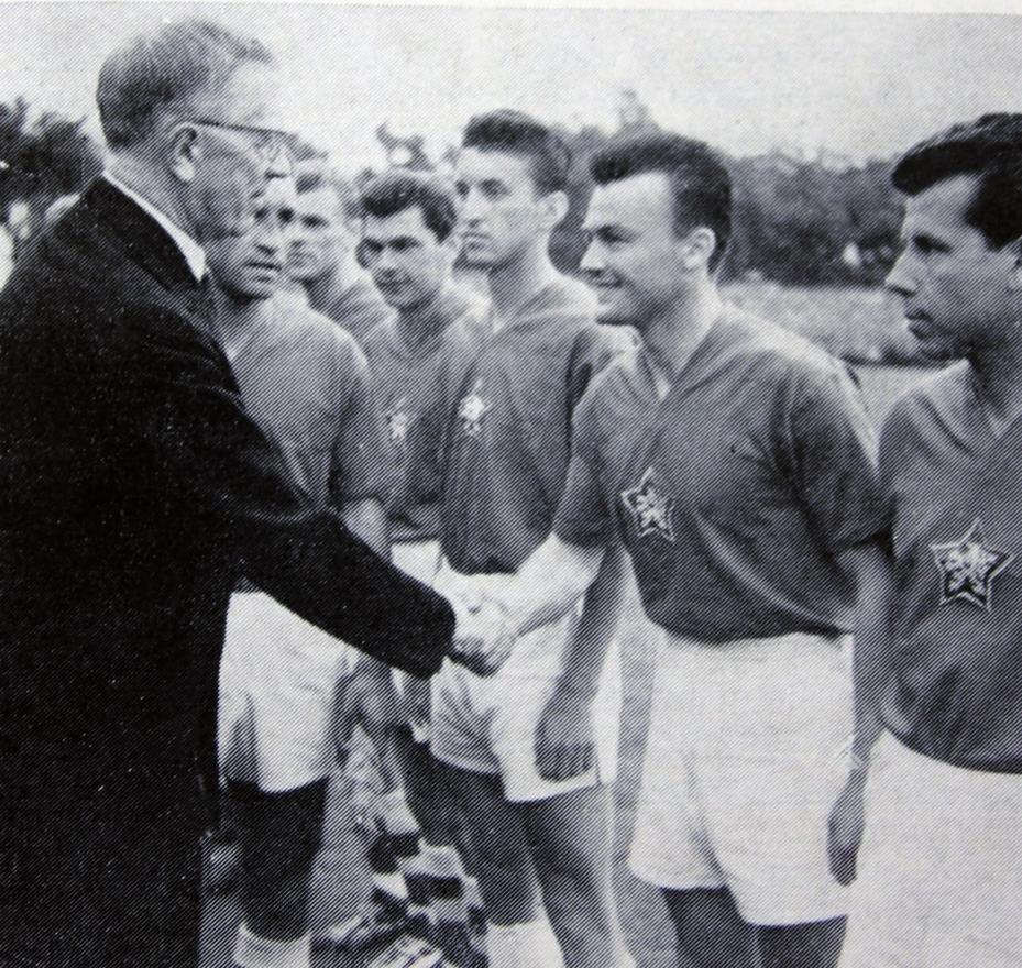 Gratulace hráči Slavie Jiřímu Feureislovi králem Gustavem Adolfem VI. před zápasem NSR - ČSR na mistrovství světa ve Švédsku v r. 1958.