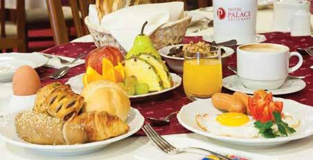 Restaurace Monarchie nabízí mezinárodní i maďarskou kuchyni. Snídaně a večeře jsou servírovány formou bufetu. Walzer Café nabízí velký výběr nápojů, kávu a čaj, chutné sendviče a dezerty.