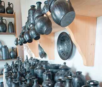Prohlídka trvá cca 1,5 hod. Po návratu do Máty navštívíme dílnu nádherné, pro oblast Hajdúság charakteristické, černé keramiky. Každý výrobek je originální, s podpisem a datem výroby, možnost nákupu.