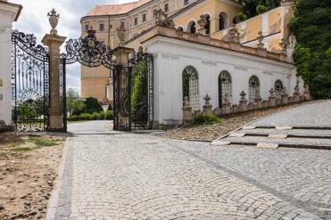 Sochy v parku a správný objektiv Příprava fotografa na dovolenkovou cestu začíná balením foto výbavy. Jednou z častých otázek bývá: "J