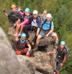 KORPORÁTNÍ ADVENTURE VÝZVA A DOBRODRUŽSTVÍ PRO AKČNÍ TÝMY FERRATY Absolvujete krásný a fascinující výstup po zajištěné cestě skalním terénem v okolí německého Oyibinu, vzdáleného jen pár