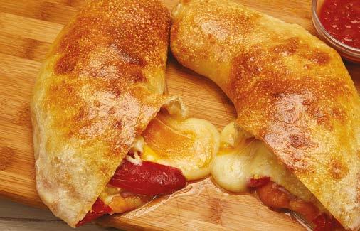 STROMBOLI 1. Vyválejte těsto na tloušťku asi půl centimetru. 2. Nyní poklaďte jednu polovinu těsta šunkou, sýrem a paprikou a přiklopte druhou polovinou těsta. Okraje pevně přitiskněte k sobě. 3.