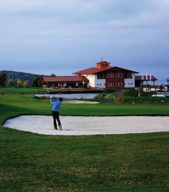 Pole golfowe z 18 dołkami umożliwiające rozgrywki mistrzowskie oraz pole dla amatorów.