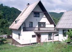 Rodinný dom + hospodárska budova v Rajeckej Lesnej IS v miestnej
