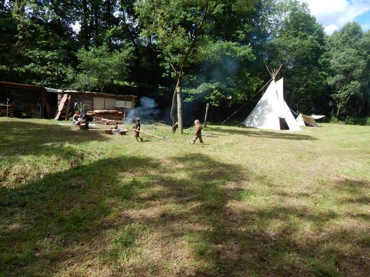 Červenec: Táboření na Benešovsku aneb naše první vlastní rodové táboření. Poprvé jsme svolali naše kamarády a pozvali je k návštěvě tábora.