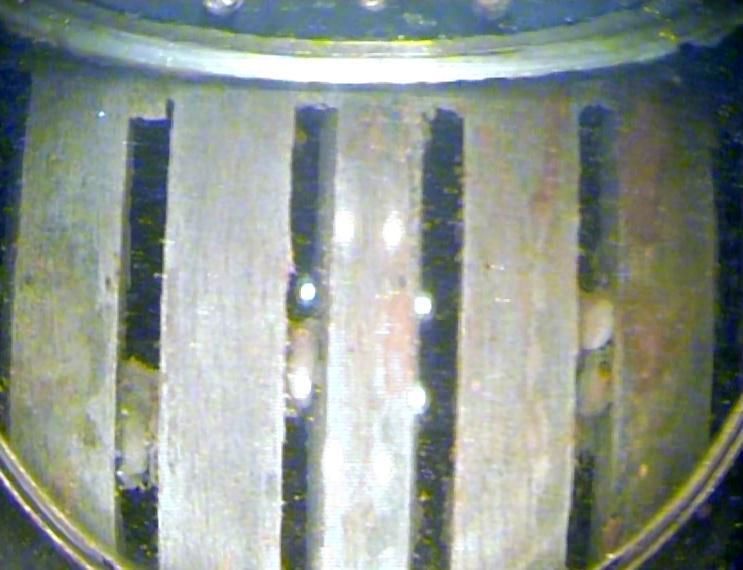 foto 1: Přerušení pažnice v hloubce 19,5 m, vlevo pažnice, vpravo pískovec. foto 2: Pozvolný přechod průměru pažnic v hloubce 33 m.