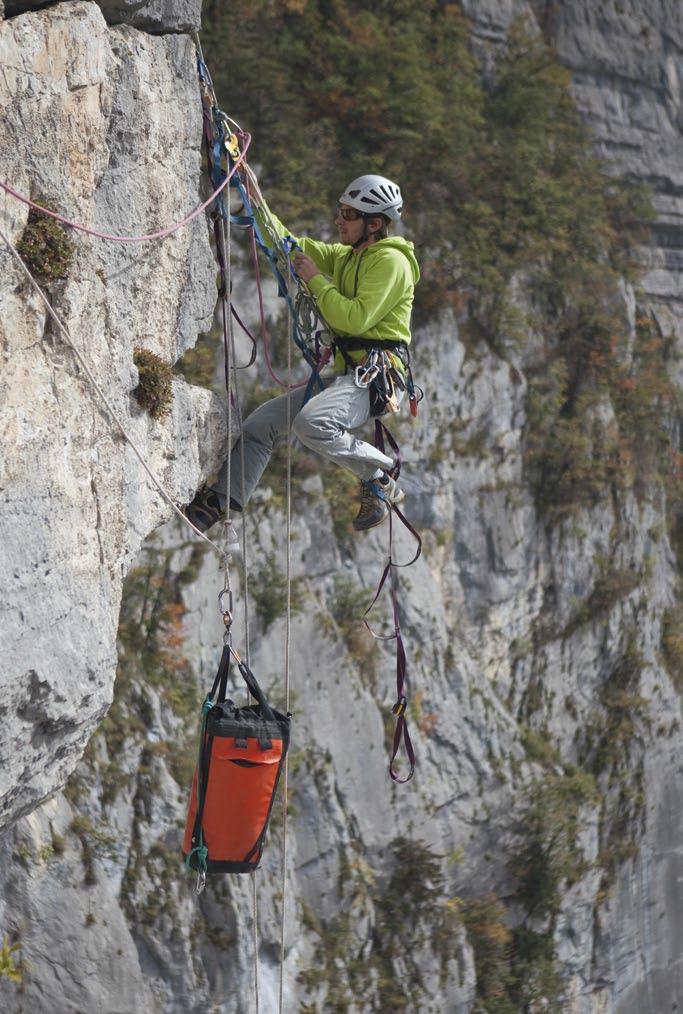 Technické lezení Vytahování vaku: příprava a způsob provedení lezení je důležitá organizace materiálu.