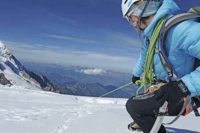 Alpinismus Záchrana z ledovcové trhliny: přesměrování partnera do kotvícího bodu a ledovci je klasickým případem neštěstí Přesměrování zátěže samozřejmě pád