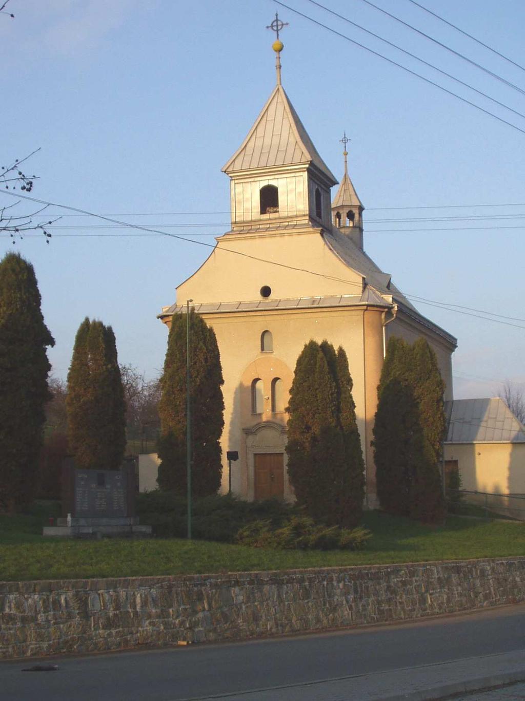 4.5 Hvozdná - kostel Všech svatých Hvozdná, obec vzdálená 8 km severozápadně od Vizovic, patřila k lukovskému panství. Fara se poprvé připomíná již v roce 1480 25.