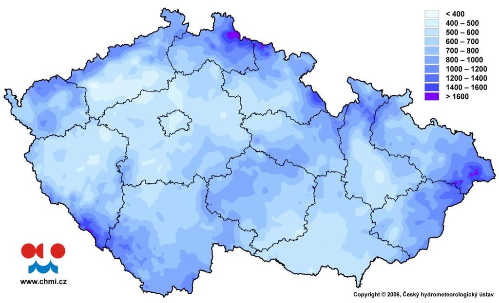 Obr. 23: Regionální rozdíly v rozložení průměrných ročních srážkových úhrnů na území České republiky. Pramen: www.chmu.cz V ročním chodu nevíce srážek spadne v letním období (až 40%) a na jaře (25%).