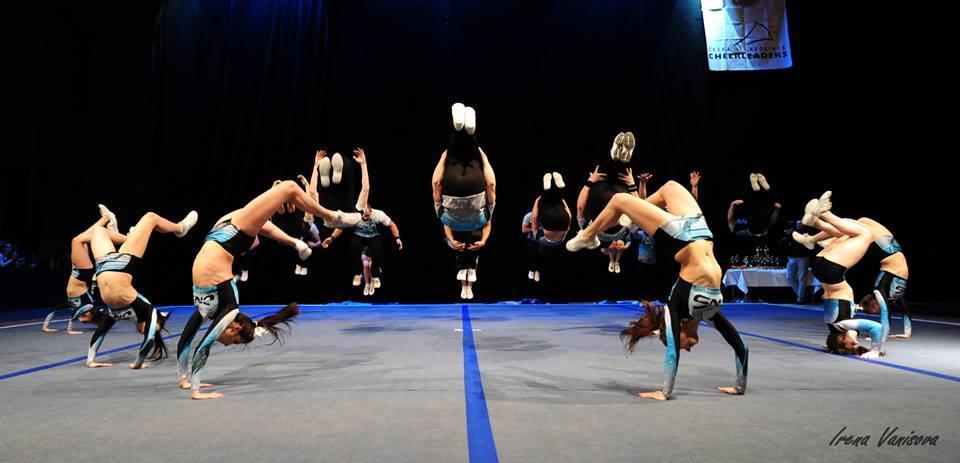 Z širšího hlediska se jedná o soubor prvků, které kladou důraz na akrobatické či gymnastické schopnosti, které jsou prováděny jednotlivým sportovcem bez