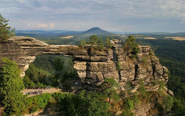 Typické geologické a geomorfologické prvky Mezi typický a nejznámější útvar patří největší přirozený pískovcový skalní most v Evropě a tím je Pravčická brána.