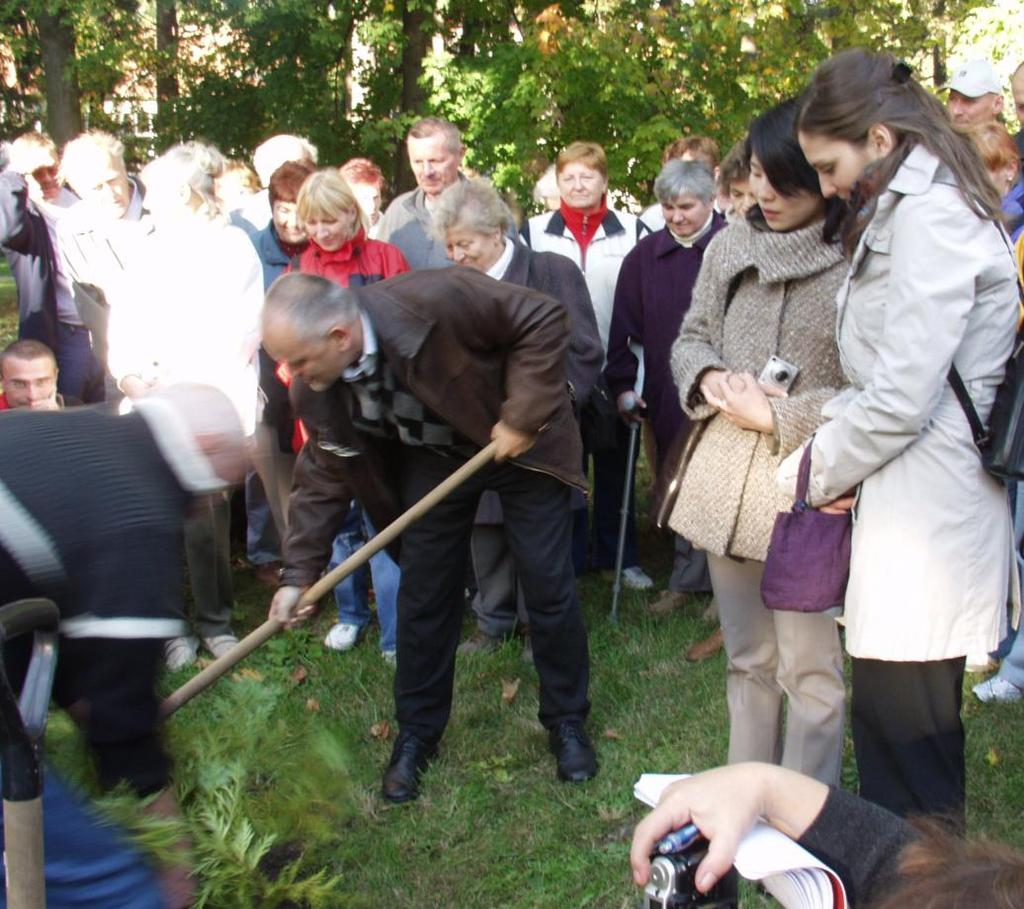 Větvičky. zeravinec byl vysazen dne 8.0.