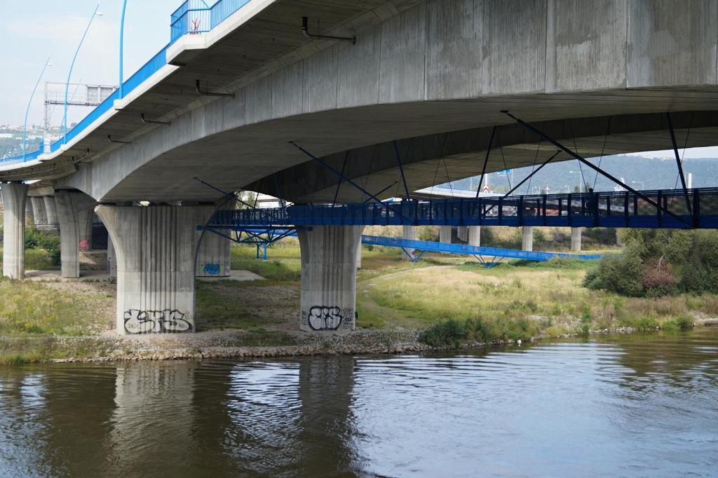 mostem usnadňuje od roku 2014 spojení mezi Komořany a Lahovicemi.