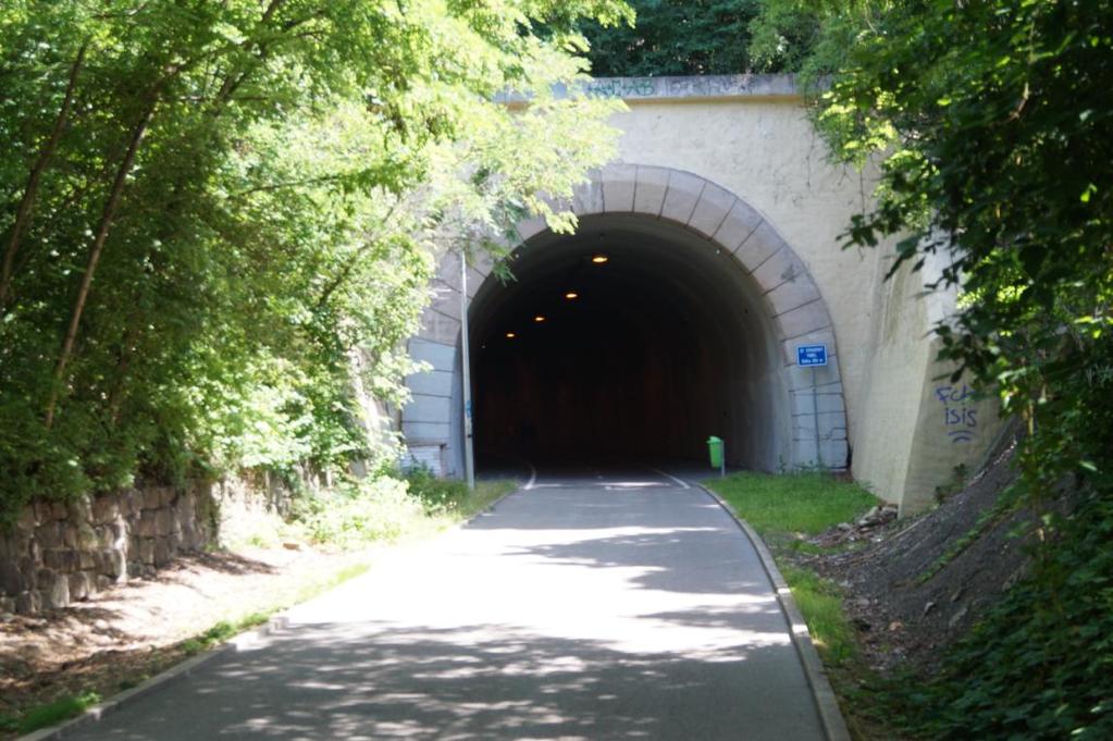 STARÝ VÍTKOVSKÝ TUNEL (50.0916403N, 14.4639383E) Stará Vítkovská železniční trať vedla po jižním úbočí Vítkova.