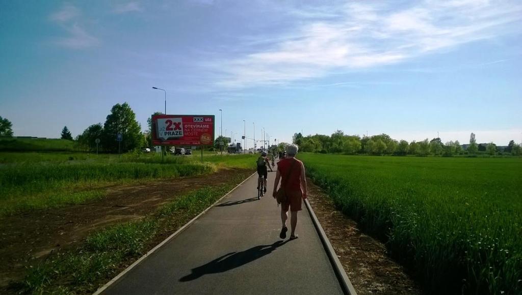 Jedním z příkladů cykloobousměrky je ulice Hybernská, která byla cyklistům v protisměru po velkých peripetiích zpřístupněna v roce 2015.