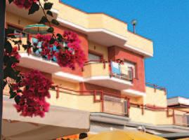 Santa Maria je typické jihoitalské letovisko na pobřeží průzračného Tyrhénského moře s řadou hotelových komplexů, apartmánových domů, obchodů, barů a restaurací nabízejících speciality kalábrijské