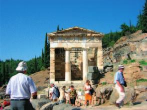 den DELFY KORINTh TOLO v ranních hodinách odjezd pohořím Parnasos do Delf (prohlídka archeologického areálu se slavnou starořeckou věštírnou, Apollonovým chrámem, posvátným okrskem bohyně Athény),