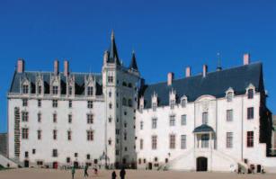 den BLOIS ChAMBORD ChAUMONT AMBOISE snídaně, zastávka v městečku Blois s královským zámkem, dopoledne návštěva největšího zámku Františka I.