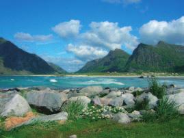 projížďky lodí fjordem kolem vodopádu Sedm sester nebo výjezdu autobusem na vyhlídkové místo nad fjordem Dalsnibba, odpoledne průjezd národním parkem Jostedalsbreen do městečka Olden pěší vycházka k