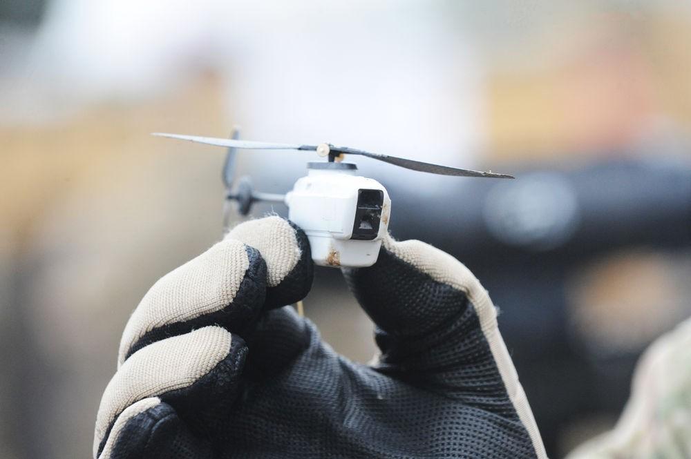 UTB ve Zlíně, Fakulta logistiky a krizového řízení 15 Kromě velkých dronů, které mají velkou výdrž a mohou strávit ve vzduchu i 24 hodin, používají některé armády tzv. nanodrony.