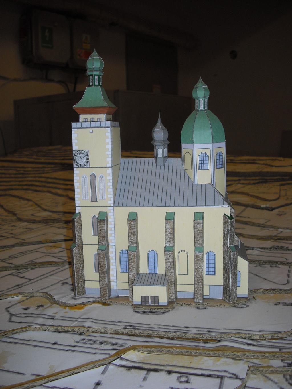 Po dokončení všech objektů, pro které je připravený terén, bude nad celým modelem provedeno zakrytí krytem z plexiskla, z toho důvodu jsme vytvořili i model kostela, přestože se nenachází v námi