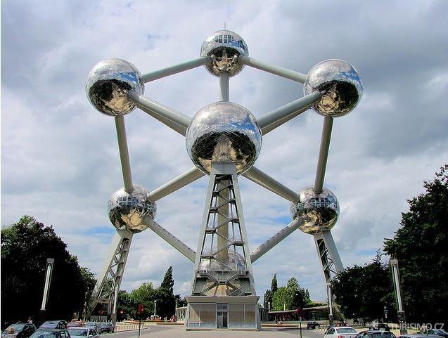 Dalším významným symbolem Bruselu je soška čurajícího chlapečka neboli Manneken Pis, která byla vytvořena již v 17. století.