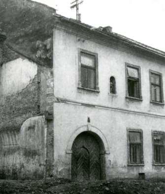 Fotografia z roku 1954 zaznamenala dnes už neexistujúci historický objekt so zaujímavou nálezovou situáciou.