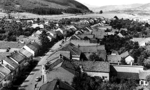 Pohľad z veže Sv. Jakuba na zástavbu Hornej ulice v roku 1974. Väčšina prejazdových domov je prízemná s hĺbkovou zástavbou orientovanou do dvora. Nová zástavba sa v 20.