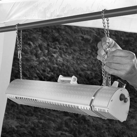 Skub bøjlen på rammen, anbring apparatet mod bøjlen og skru bøjlen fast på ophængsbøjlen med 2 vingemøtrikker (se fig.).