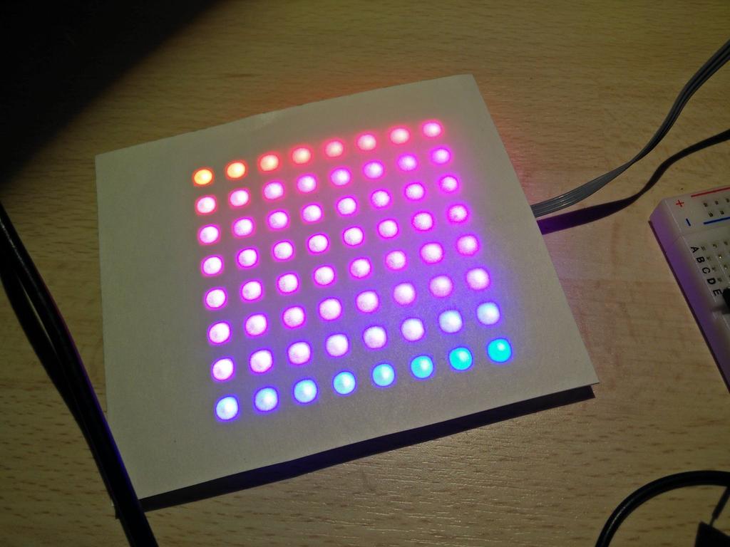 Obrázek 6: Efekt duhy na matici 8x8 NeoPixelů Obrázek 7: Neonová trubice s pixely DotStar 4 mbed knihovna Pro použití v mbedu jsme připravili knihovnu NeoPixel a sadu utilit pro práci s barvami