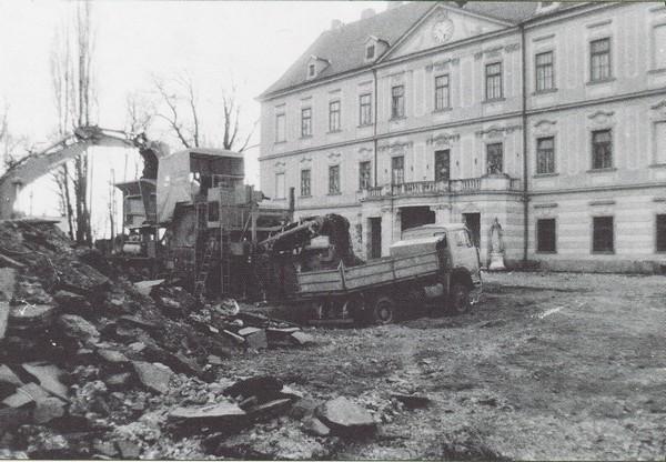 revize a rekonstrukce elektroinstalace osvětlení areálu úpravy cest, plotů dokončení WC očištění štukatur do 1.