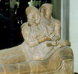 sarkofágy v podobě lehátek, na nichž spočívá mrtvý (i manželská