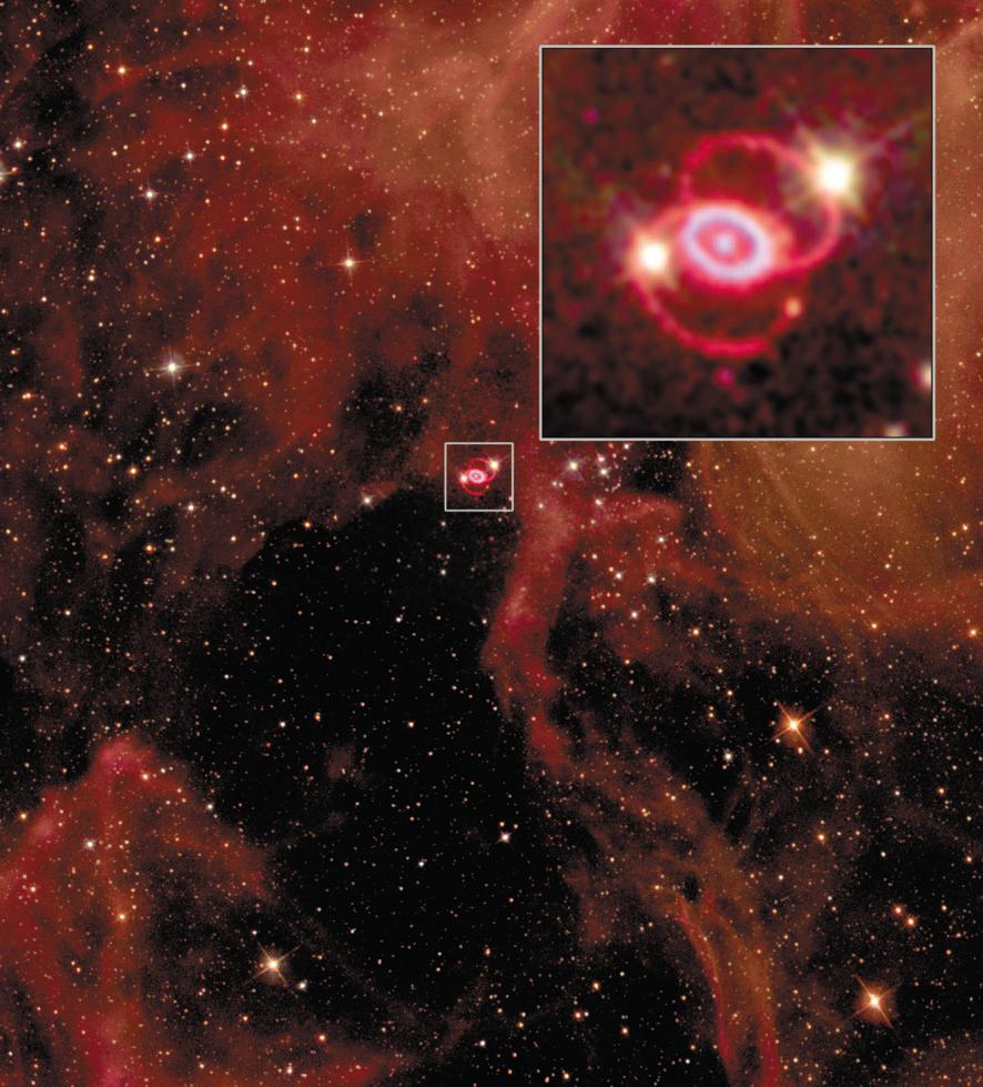 Obr. 3: Supernova 1987A uprostr ed snı mku (vy r ez vpravo nahor e) zanecha va po sobe zbytky v podobe tr ı prstencu svı tı cı ho plynu.