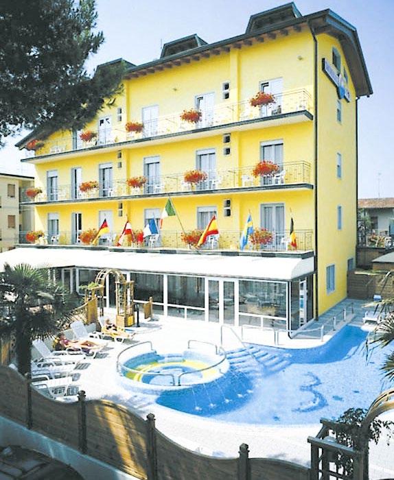 Hotel sa nachádza v tichšej uličke, pár metrov od pešej zóny a rušného centra (Piazza Nember), len cca 40 m od krásnej pieskovej pláže. Vodný park Aqualandia je dostupný aj pešo.