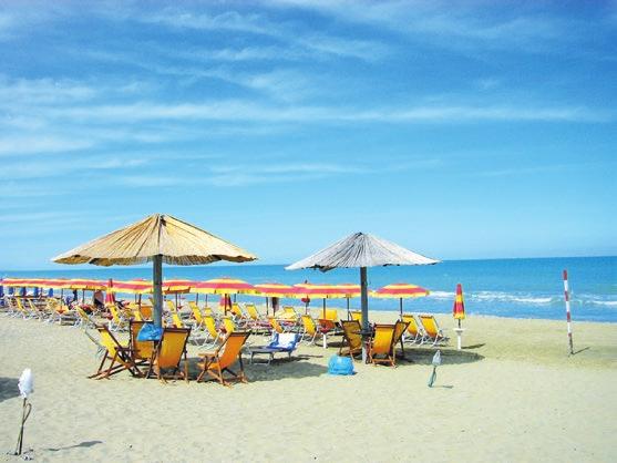 Lignano má tri časti, hlavná časť sa nazýva Sabbiadoro, zelená časť Pineta a kľudnejšia časť Riviera. 8 km dlhá pláž so zlatožltým jemným pieskom uspokojí aj najnáročnejších klientov.