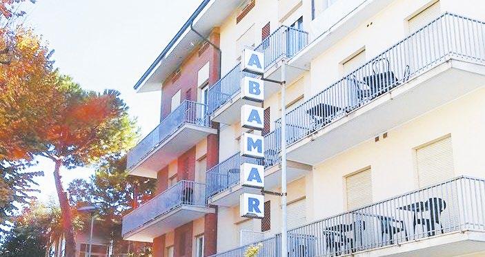 plná penzia; raňajky POLOHA: príjemný hotel sa nachádza v časti Marina Centro, len cca 200 m od pláže.
