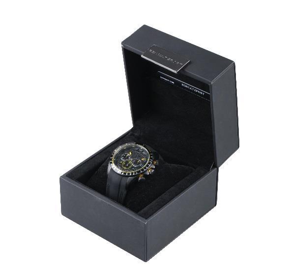 Chronografické hodinky Renault Sport Puzdro ciferníku z nerezovej ocele, dierovaný kožený opasok s kontrastnými švami. Klasické zapínanie. Strojček Quartz, minerálne sklo.