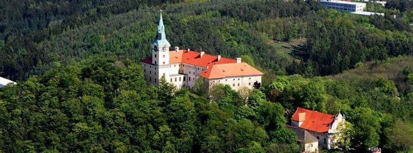 Zámek Zelená hora je v majetku obce Klášter a v současnosti prochází postupnou