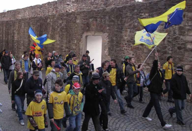 Nejvěrnější kotel fanoušků se sdružuje v oficiálním Fanklubu, jehož počet členů se blíží stovce. Ti nejvěrnější příznivci jihlavského klubu samozřejmě nechybí ani na zápasech na stadiónech soupeřů.