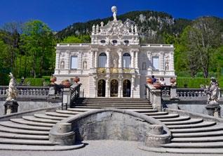 Ako sídlo kráľa sa zámok mal stať bavorskou obdobou Versailles. Prehliadka zámku. Pokračovanie smerom do Schwangau. Ubytovanie v okolí Schwangau.