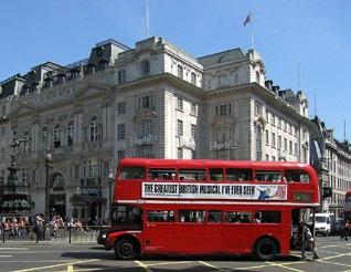 Prehliadka mesta: Big Ben, Westministerské opátstvo, Buckinghamský palác, Picadilly, Národná galéria, Trafalgárske námestie, Downing Street. Nocľah.