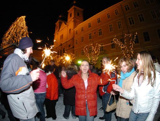 22. 12. 16.00 ŽIVÝ BETLEHEM ~ oživenie najstaršieho príbehu 16.30 3D BAND ~ hudba a poézia Vianoc 17.30 ŽIVÝ BETLEHEM 23. 12. 16.00 a 17.30 ŽIVÝ BETLEHEM 26. 12. ~ PIARISTICKÝ KOSTOL SV.