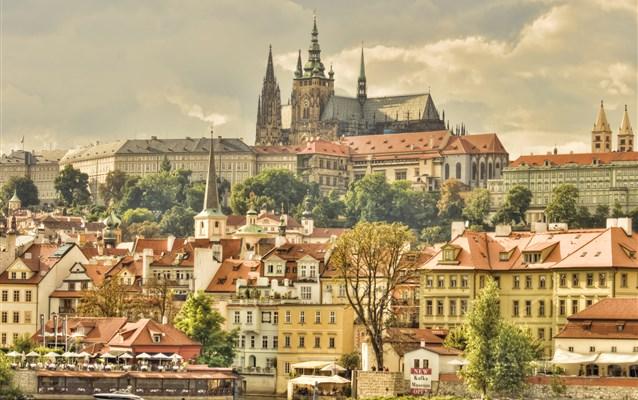 Měl být zničen, ale místní obyvatelé se Interiér hradu byl obnoven a je možné navštívit prázdné dřevěné místnosti a malé muzeum s exponáty zbraní a brnění používané v době rozkvětu hradu.