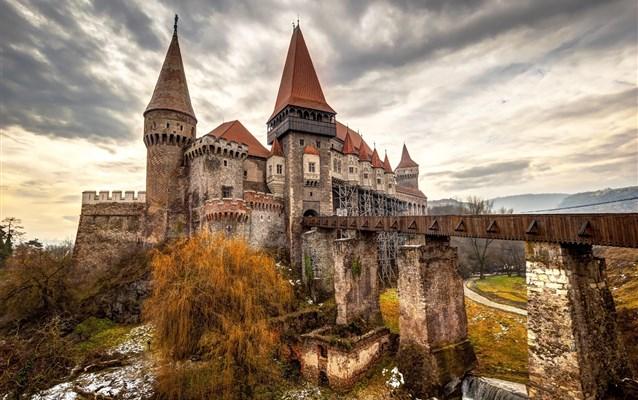 - 10. století poté, co kníže Bořivoj přesunul své sídlo z Levého Hradce na kopec nad Vltavou. Zde byly postaveny další objekty kostely, rotunda, klášter, palác a budovy pro služebnictvo.